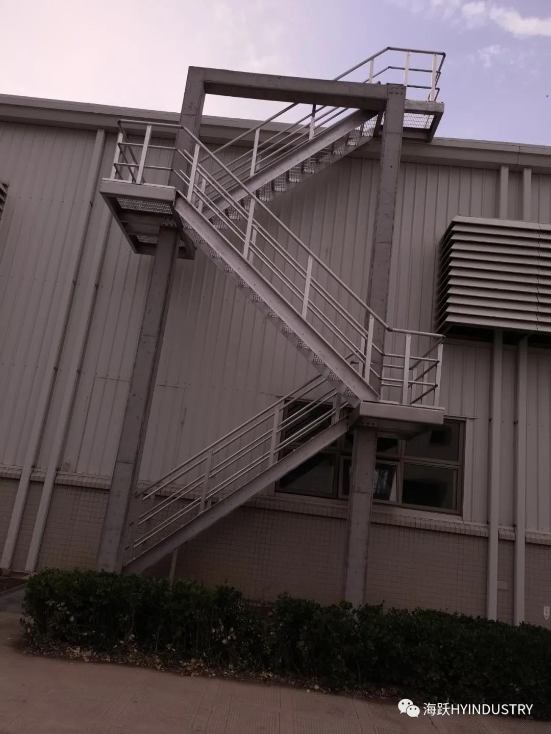 铝格栅板楼梯踏步板的优势